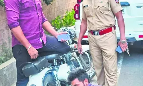 बुलेट पर पटाखा साइलेंसर लगाने वालों पर कार्रवाई