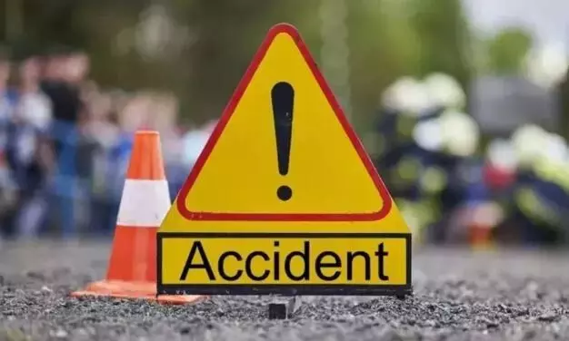 तेज रफ्तार मर्सिडीज का बिगड़ा बैलेंस, 3 लोगों को रौंद खंभे से टकराई, 1 की मौत, वसंत कुंज में दर्दनाक दुर्घटना