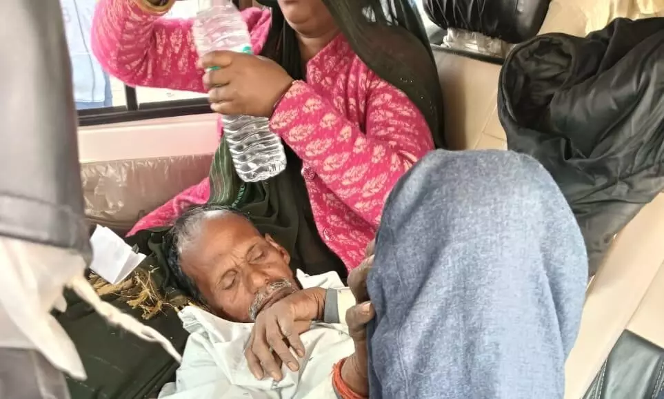 तेज रफ्तार जीप ने बाइक चालक को मारी टक्कर, हालत गंभीर तेज रफ्तार जीप ने बाइक चालक को मारी टक्कर, हालत गंभीर