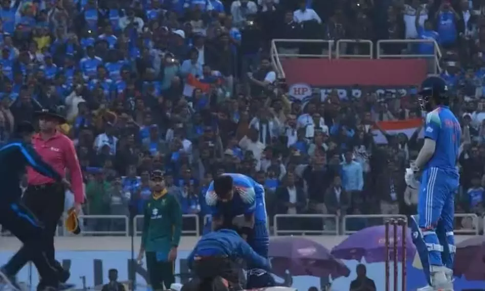 शतक सेलिब्रेट कर रहे थे विराट, तभी सिक्योरिटी को चकमा देकर मैदान में घुस आया फैन, वायरल हो रहीं तस्वीरें शतक सेलिब्रेट कर रहे थे विराट, तभी सिक्योरिटी को चकमा देकर मैदान में घुस आया फैन, वायरल हो रहीं तस्वीरें