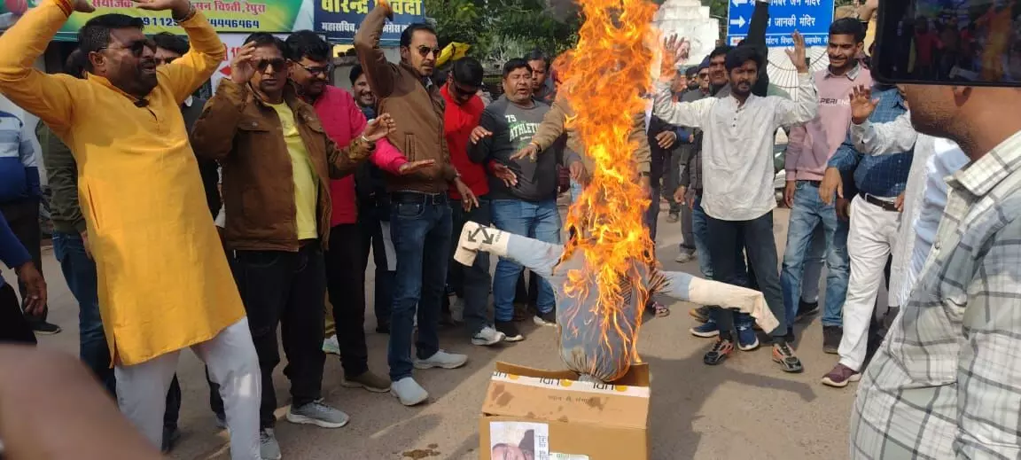 आईएएस संतोष वर्मा के विरुद्ध ब्राह्मण समाज का प्रदर्शन, पुतला दहन कर बर्खास्तगी की मांग
