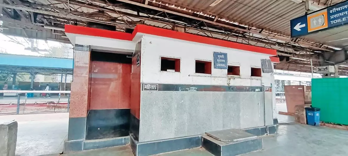 स्टेशन पर ढूंढ़ते रह जाओगे स्वच्छ महिला टॉयलेट, यात्रियों को हो रहीं भारी दिक्कतें स्टेशन पर ढूंढ़ते रह जाओगे स्वच्छ महिला टॉयलेट, यात्रियों को हो रहीं भारी दिक्कतें