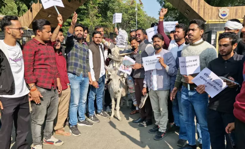 आईएएस वर्मा के बयान के खिलाफ सड़कों पर उतरा जेन-जी, पुतला दहन, एफआईआर और निलंबन की मांग