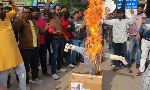 आईएएस संतोष वर्मा के विरुद्ध ब्राह्मण समाज का प्रदर्शन, पुतला दहन कर बर्खास्तगी की मांग