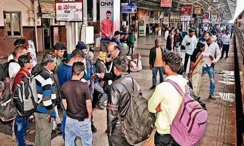 8 साल से पुणे जाने वाले भरपूर यात्री फिर भी दौड़ा रहे स्पेशल ट्रेन 8 साल से पुणे जाने वाले भरपूर यात्री फिर भी दौड़ा रहे स्पेशल ट्रेन