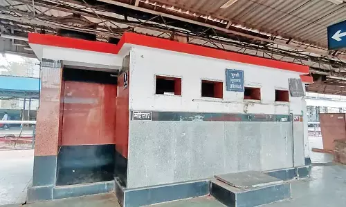 स्टेशन पर ढूंढ़ते रह जाओगे स्वच्छ महिला टॉयलेट, यात्रियों को हो रहीं भारी दिक्कतें