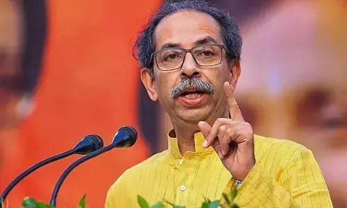 उद्धव ठाकरे का महायुति सरकार पर तीखा हमला, कहा - महाराष्ट्र में पैसा फेंको, तमाशा देखो मॉडल पर चल रहा स्थानीय निकाय चुनाव उद्धव ठाकरे का महायुति सरकार पर तीखा हमला, कहा - महाराष्ट्र में पैसा फेंको, तमाशा देखो मॉडल पर चल रहा स्थानीय निकाय चुनाव