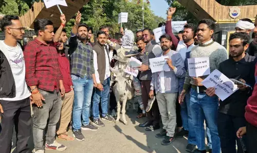 आईएएस वर्मा के बयान के खिलाफ सड़कों पर उतरा जेन-जी, पुतला दहन, एफआईआर और निलंबन की मांग आईएएस वर्मा के बयान के खिलाफ सड़कों पर उतरा जेन-जी, पुतला दहन, एफआईआर और निलंबन की मांग