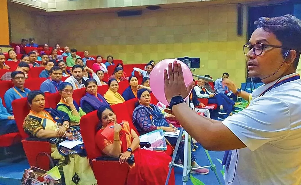 बच्चों की आंखों में चमक, वाओ टू हाउ : आश्चर्य से भरा रहा साइंस वर्कशॉप बच्चों की आंखों में चमक, वाओ टू हाउ : आश्चर्य से भरा रहा साइंस वर्कशॉप