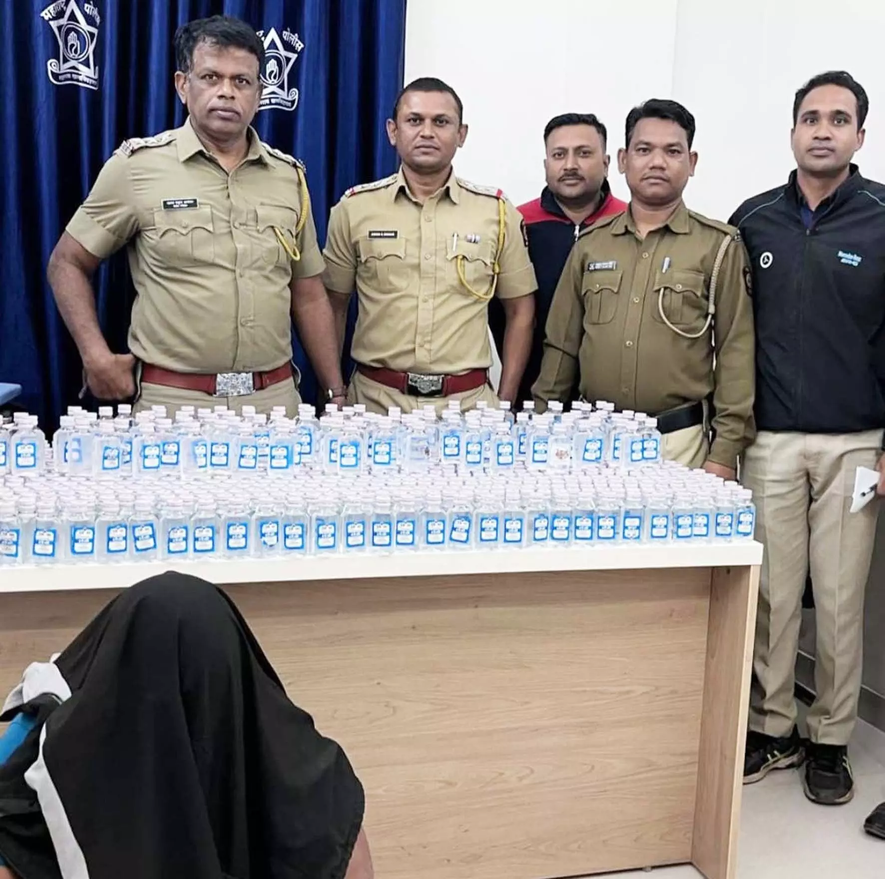 भंडारा में पुलिस ने माल सहित शराब तस्करों को पकड़ा