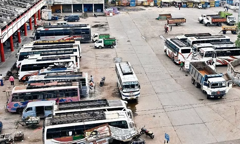 सड़कों पर दौड़ रहीं सैकड़ों खस्ताहाल बसें, फिटनेस की निगरानी तक नहीं