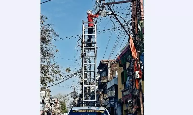 गोकलपुर में बदल रहे बिजली के तार रांझी तक कई घंटे बिजली गुल गोकलपुर में बदल रहे बिजली के तार रांझी तक कई घंटे बिजली गुल