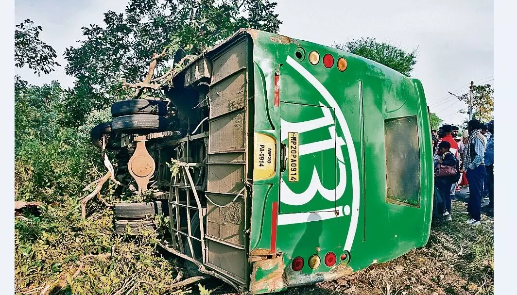बस हादसा- एक घायल की मौत, इलाज के बाद अस्पताल से फरार हुआ चालक बस हादसा- एक घायल की मौत, इलाज के बाद अस्पताल से फरार हुआ चालक