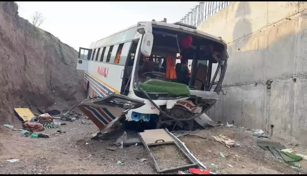 सातारा के पास छात्रों-शिक्षकों से भरी बस 20 फीट गहरे गड्ढे में गिरी