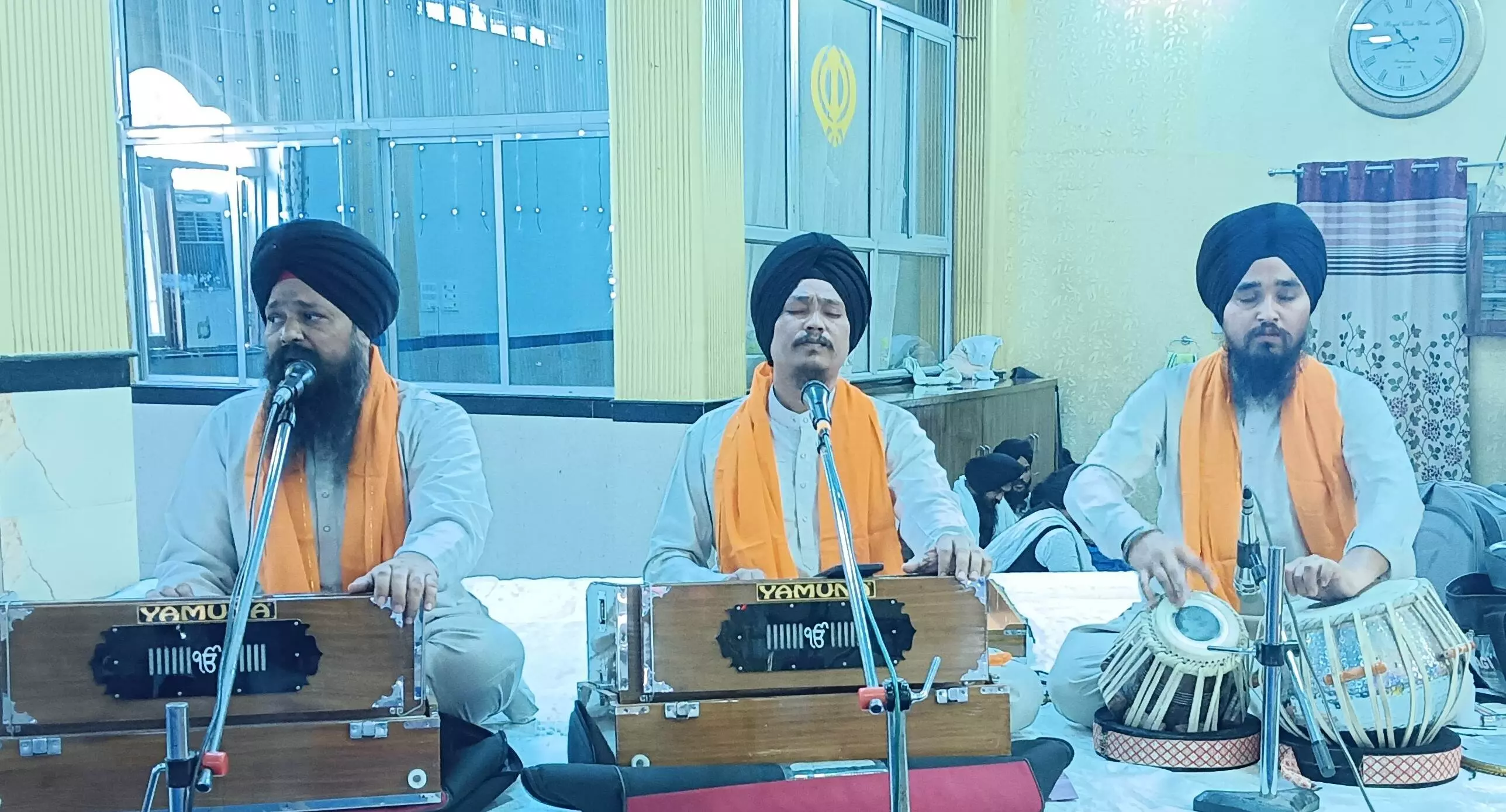 रागी जत्थे भाई प्रेम सिंह जी ने बीर रस में कीर्तन कर जोश भर दिया, संगत ने एक साथ मिलकर किया नाम सिमरन रागी जत्थे भाई प्रेम सिंह जी ने बीर रस में कीर्तन कर जोश भर दिया, संगत ने एक साथ मिलकर किया नाम सिमरन