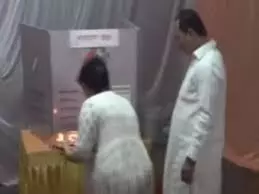 मतदान के दौरान दो गुटों में भिड़ंत, ईवीएम की पूजा का मामला भी सामने आया