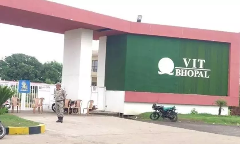 वीआईटी में 15 हजार छात्रों को अभेद किले के रुप में रखा, प्रबंधन का तानाशाह रवैया, सीएमएचओ को दो घंटे तक घुसने नहीं दिया वीआईटी में 15 हजार छात्रों को अभेद किले के रुप में रखा, प्रबंधन का तानाशाह रवैया, सीएमएचओ को दो घंटे तक घुसने नहीं दिया