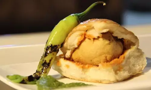 मुंबई जैसा वड़ा पाव खाने की हो रही है क्रेविंग? तो बिल्कुल आसान तरीके से ऐसे करें तैयार, खाकर आ जाएगा मजा!