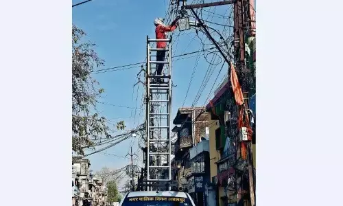 गोकलपुर में बदल रहे बिजली के तार रांझी तक कई घंटे बिजली गुल गोकलपुर में बदल रहे बिजली के तार रांझी तक कई घंटे बिजली गुल
