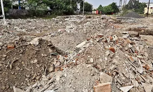 चौथे साल की बरसात भी बीत गई, आखिर कब बन पाएगी एग्जिबिशन सेंटर की सड़क