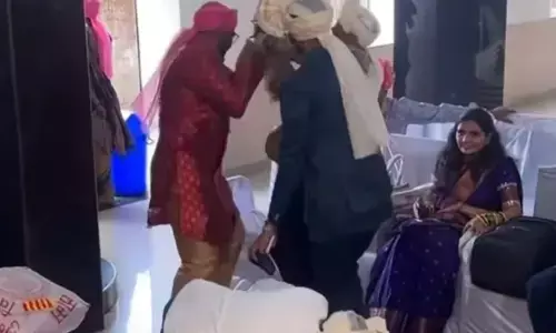 जूता चुराने वाली रस्म के बाद मैरिज हॉल बना युद्ध का मैदान, वीडियो हो रहा सोशल मीडिया पर वायरल