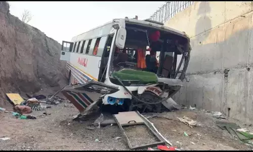 सातारा के पास छात्रों-शिक्षकों से भरी बस 20 फीट गहरे गड्ढे में गिरी