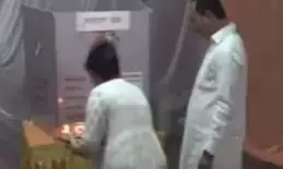 मतदान के दौरान दो गुटों में भिड़ंत, ईवीएम की पूजा का मामला भी सामने आया