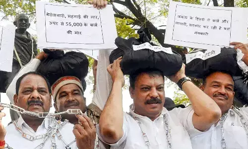 सफेद कपड़े में लिपटे बच्चों के पुतले लेकर विधानसभा पहुंचे कांग्रेस विधायक सफेद कपड़े में लिपटे बच्चों के पुतले लेकर विधानसभा पहुंचे कांग्रेस विधायक