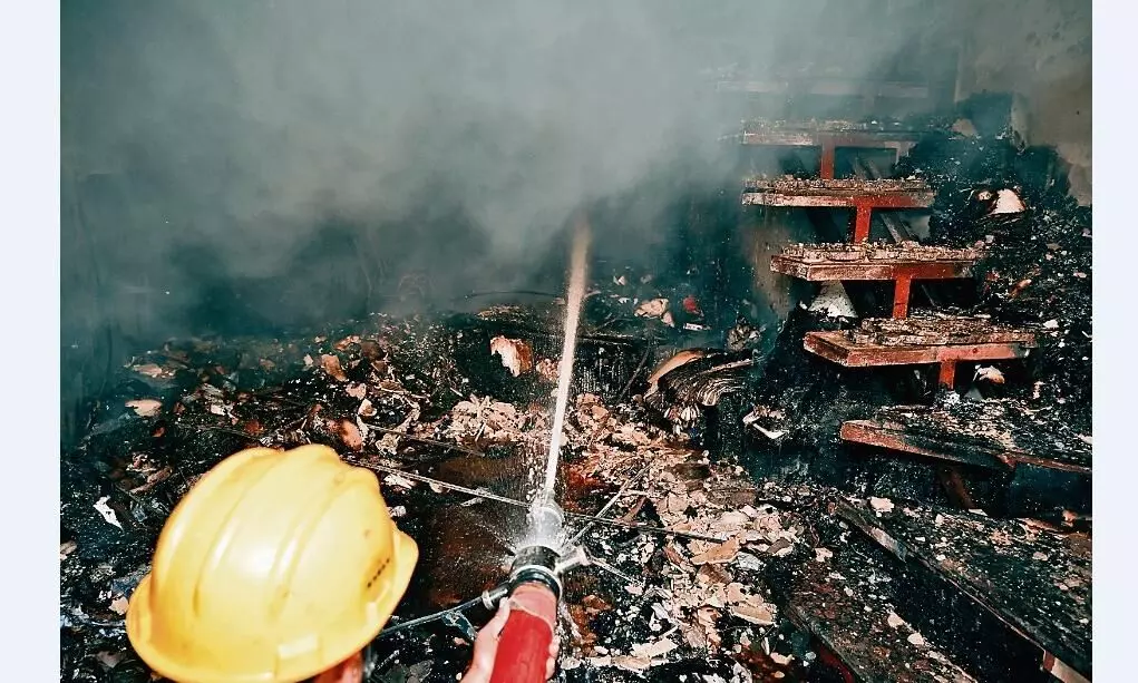 3 मंजिला मकान में चल रहे कपड़े के कारखाने में भीषण आग, फैली दहशत