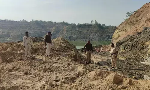 पुलिस ने पोकलेन मशीन से बंद कराई मोआरी खदान की सुरंगें