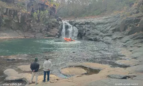झिंगरिया जलप्रपात में तीसरे दिन भी लापता युवक की तलाश जारी रही