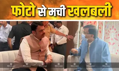देवेंद्र फडणवीस और संजय राउत की साथ की तस्वीर से सियासी गलियारों में हलचल, जानें क्या हुई दोनों नेताओं में बातचीत?