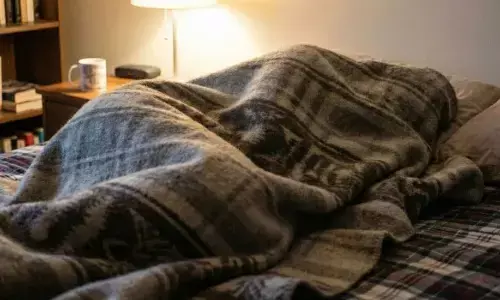 ठंड में आप भी तान लेते हैं मुंह तक रजाई? तो ये हो सकता है आपके लिए हानिकारक, जानें कैसे सोना है जरूरी