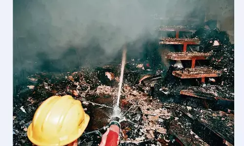 3 मंजिला मकान में चल रहे कपड़े के कारखाने में भीषण आग, फैली दहशत 3 मंजिला मकान में चल रहे कपड़े के कारखाने में भीषण आग, फैली दहशत