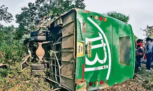 बस हादसा-इलाज के लिए तड़पते रहे घायल, सेटिंग करने में जुटे रहे दलाल