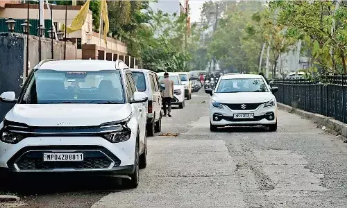 कल्चरल स्ट्रीट की सड़क पर हो रही वाहनों की पार्किंग, रोज लग रहा जाम कल्चरल स्ट्रीट की सड़क पर हो रही वाहनों की पार्किंग, रोज लग रहा जाम