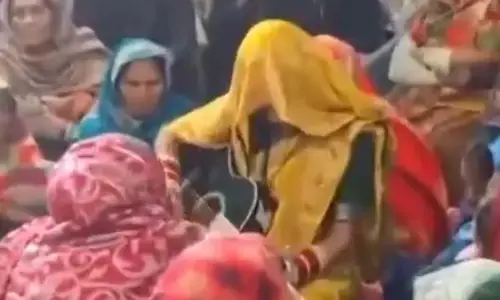 गिटारिस्ट दुल्हन ने उड़ाए सबके होश! नई बहू ने घुंघट डालकर ऐसा बजाया गिटार, सब लोग हो गए इंप्रेस, सोशल मीडिया पर वायरल हो रहा वीडियो