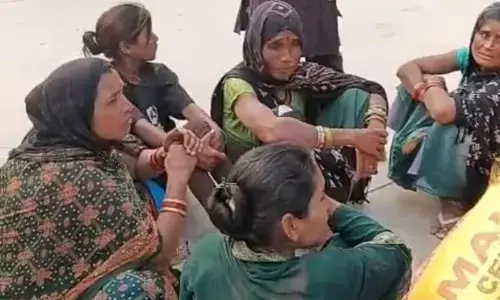 रैपुरा की नौ महिलाएं, एक वर्षीय बच्ची सहित चौदह मजदूर तीन दिनों से हैदराबाद की कंस्ट्रक्शन साइट में बंधक रैपुरा की नौ महिलाएं, एक वर्षीय बच्ची सहित चौदह मजदूर तीन दिनों से हैदराबाद की कंस्ट्रक्शन साइट में बंधक
