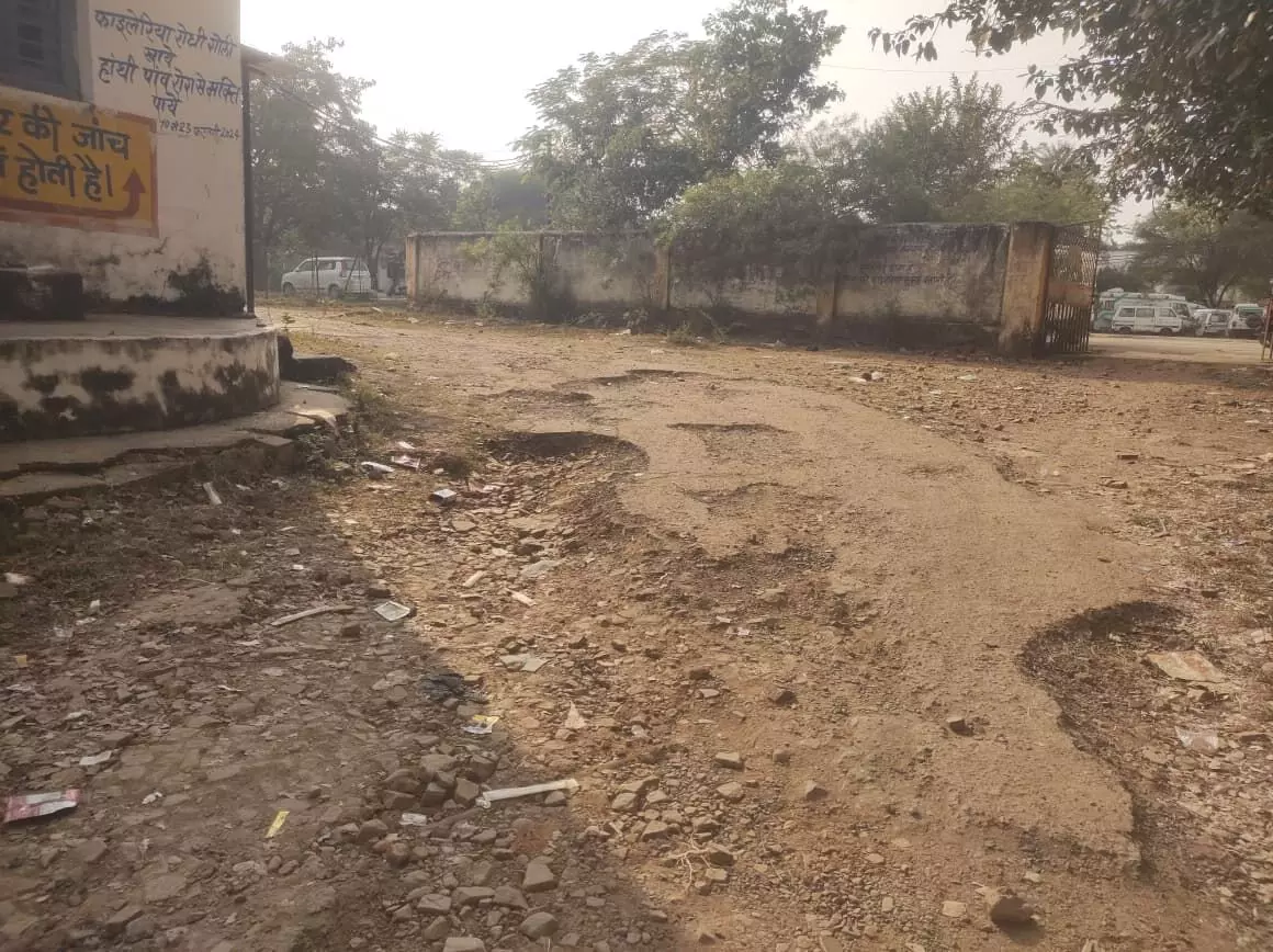 बदहाल सड़क से टीबी मरीजों और स्वास्थ्यकर्मियों को भारी परेशानी, तत्काल मरम्मत की मांग बदहाल सड़क से टीबी मरीजों और स्वास्थ्यकर्मियों को भारी परेशानी, तत्काल मरम्मत की मांग