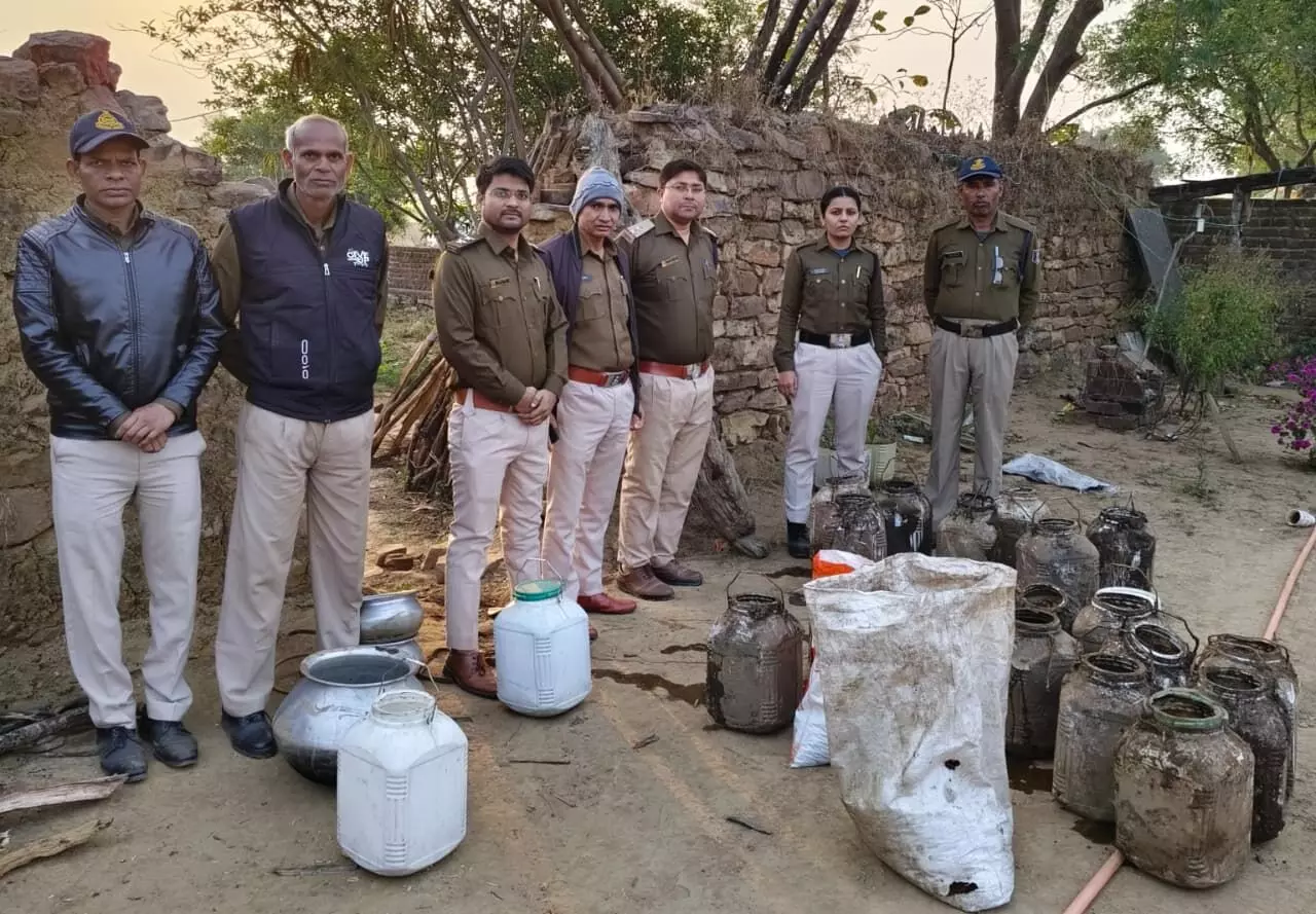 आबकारी पुलिस ने जप्त की बीस लीटर हांथ भट्टी से बनीं अवैध शराब आबकारी पुलिस ने जप्त की बीस लीटर हांथ भट्टी से बनीं अवैध शराब