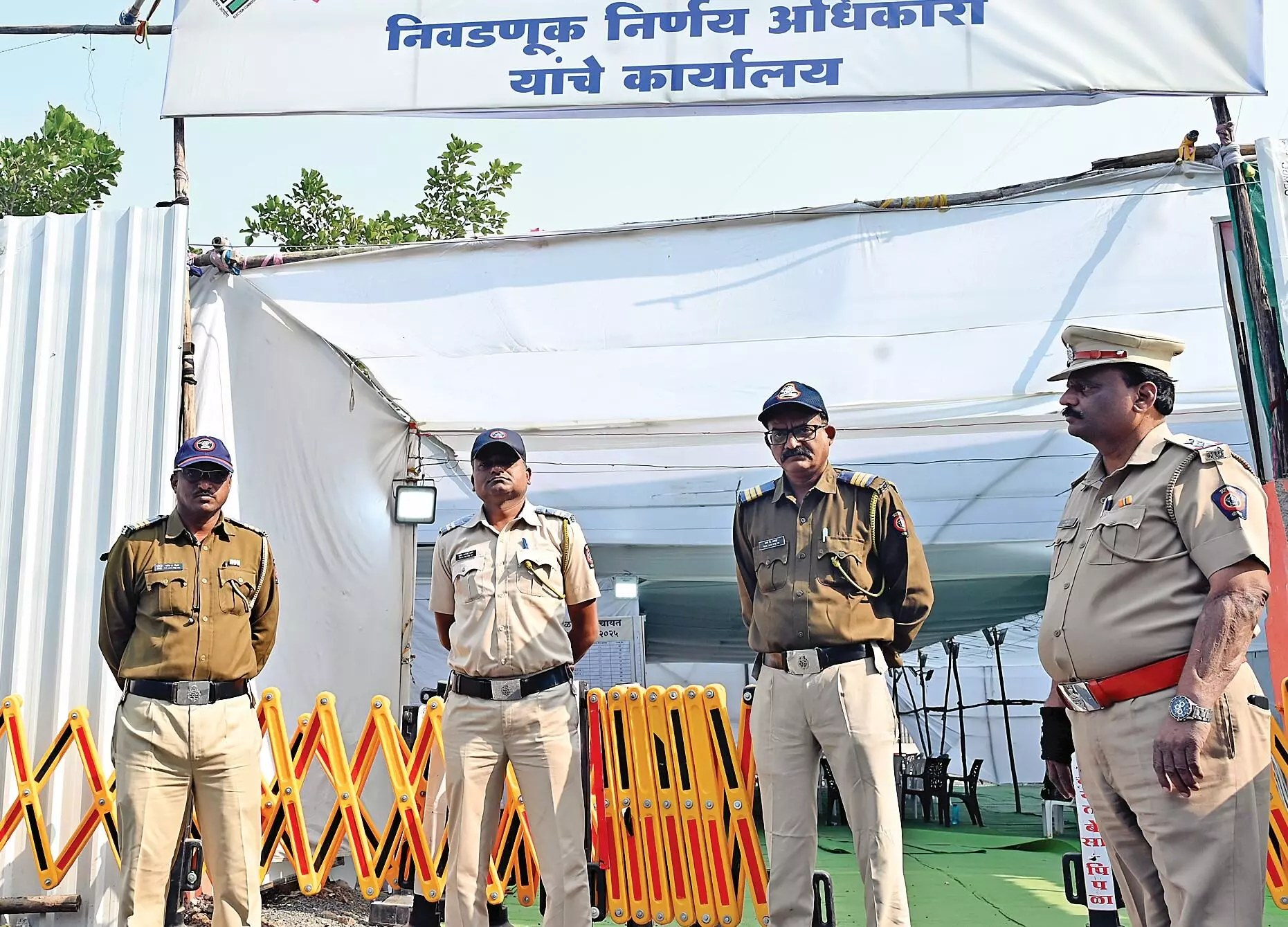 स्ट्रांग रूम की सुरक्षा में पुलिस के छूट रहे पसीने स्ट्रांग रूम की सुरक्षा में पुलिस के छूट रहे पसीने