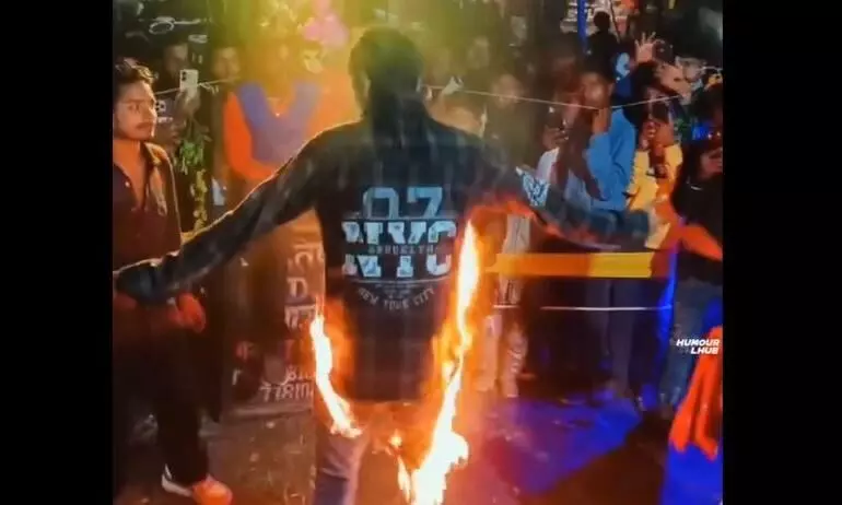 शख्स ने पैंट में लगा ली आग, फिर हुआ कुछ ऐसा कि देखकर लोग हो गए परेशान, यहां देखें वीडियो