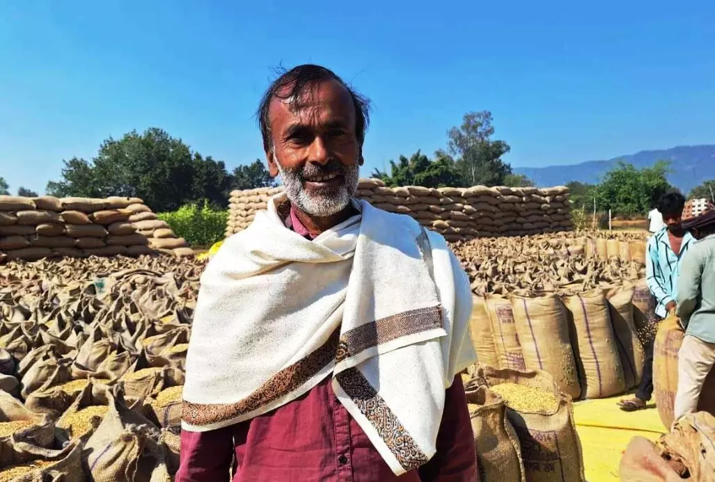 किसानों के जीवन में आ रहा सकारात्मक बदलाव, समर्थन मूल्य पर धान खरीदी से किसान बादल ने किया 257 बोरी धान का विक्रय
