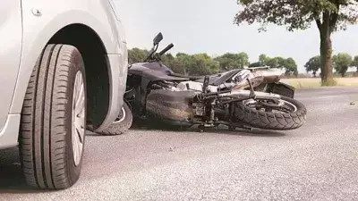 बाइक और इनोवा की टक्कर, महिला की दर्दनाक हुई मौत, बेटे की हालत बेहद गंभीर बाइक और इनोवा की टक्कर, महिला की दर्दनाक हुई मौत, बेटे की हालत बेहद गंभीर