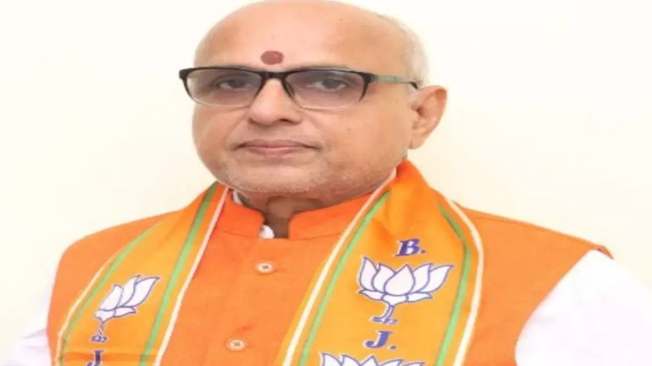 पंजीयन सर्टिफिकेट के लिए सांसद पुत्र का जिलाधिकारी से मुलाकात के लिए इंतजार मामले में भाजपा सांसद मिश्रा ने पल्ला झाड़ा