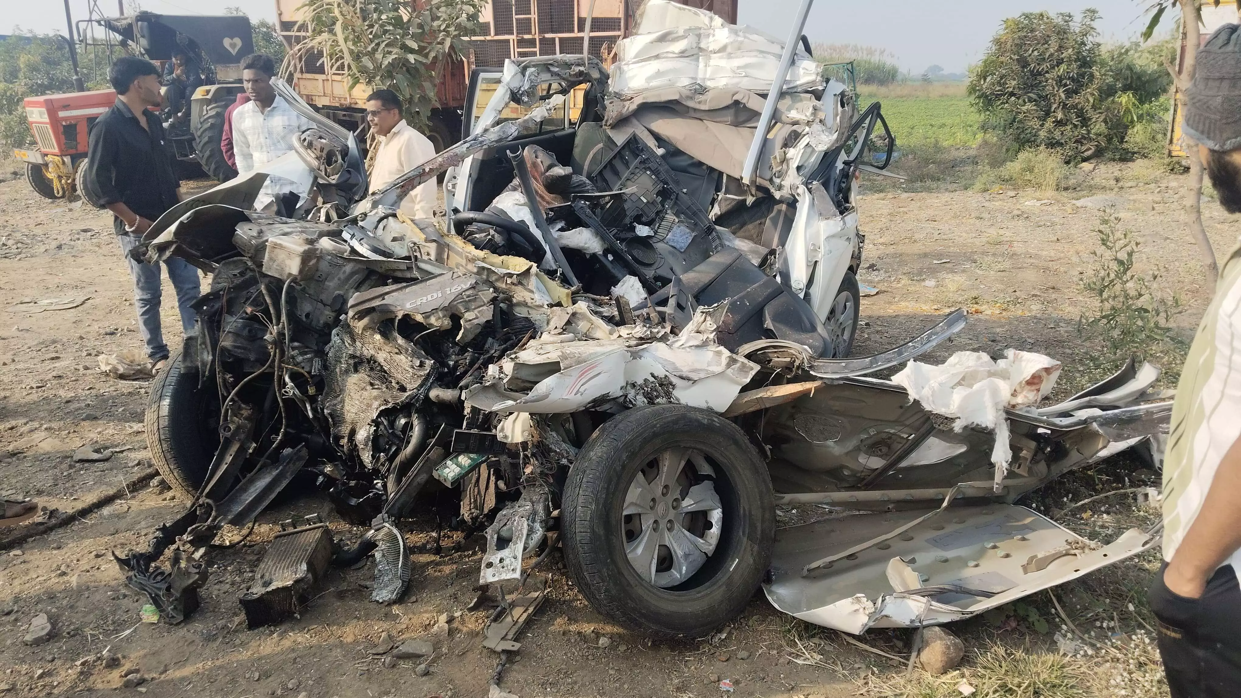 ट्रक के पीछे जा टकराई कार, उड़े परखच्चे - भीषण हादसे में दो युवकों की मौके पर ही दर्दनाक मौत