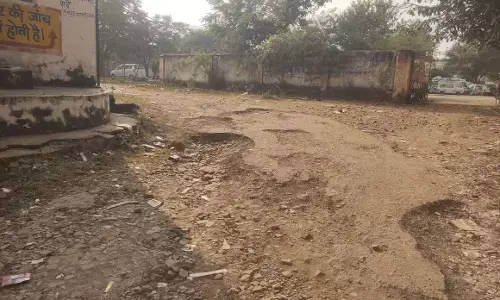 बदहाल सड़क से टीबी मरीजों और स्वास्थ्यकर्मियों को भारी परेशानी, तत्काल मरम्मत की मांग