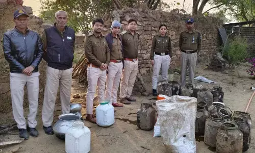 आबकारी पुलिस ने जप्त की बीस लीटर हांथ भट्टी से बनीं अवैध शराब