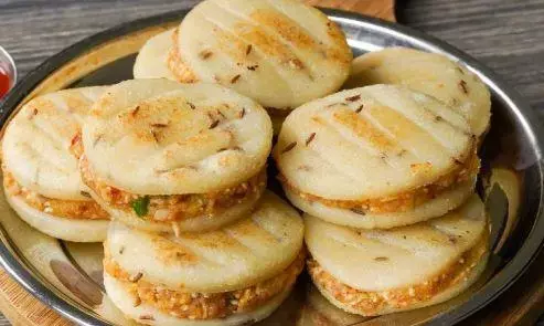 बच्चे बाहर का बर्गर खाना भूल जाएंगे जब खाएंगे सूजी से बना ये चटपटा नाश्ता, देख लें रेसिपी