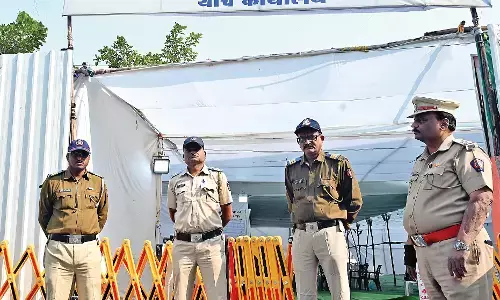 स्ट्रांग रूम की सुरक्षा में पुलिस के छूट रहे पसीने